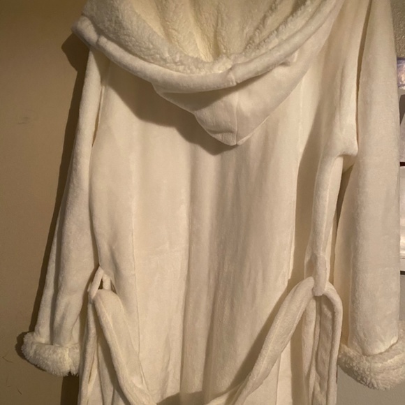 Hooded robe - Picture 2 of 7